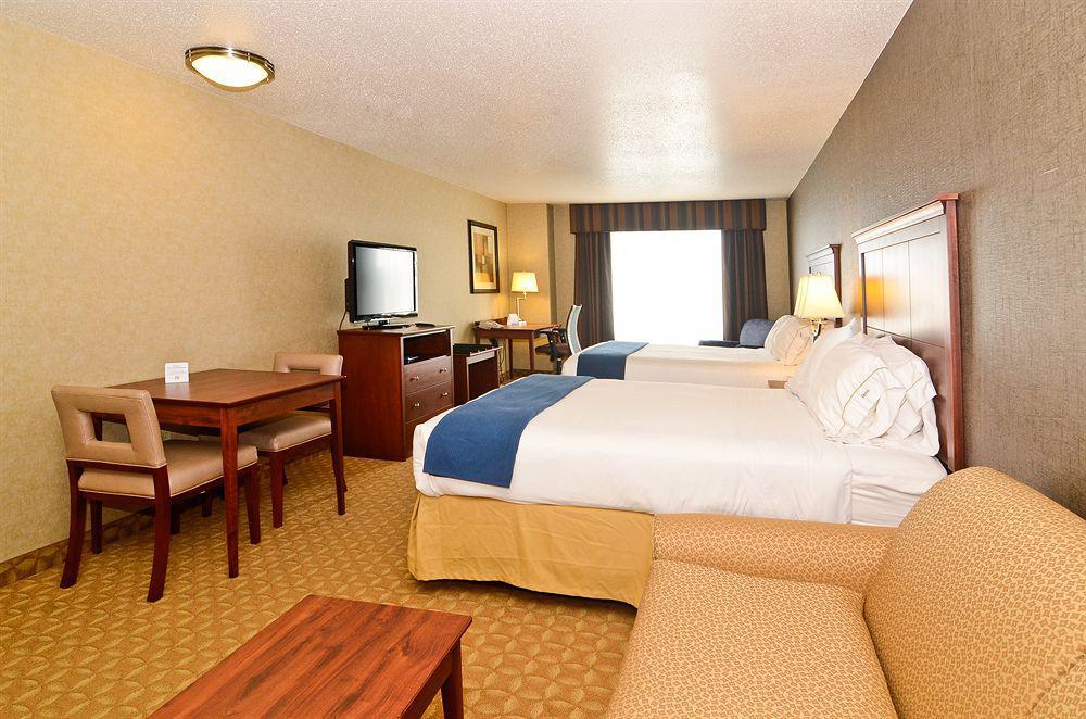 Holiday Inn Express Hotel & Suites Fort Atkinson By Ihg Exterior photo