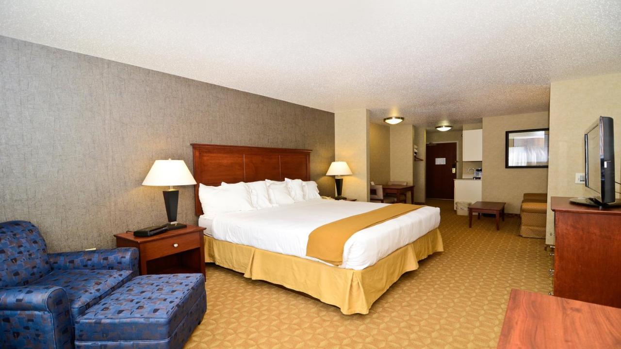Holiday Inn Express Hotel & Suites Fort Atkinson By Ihg Exterior photo