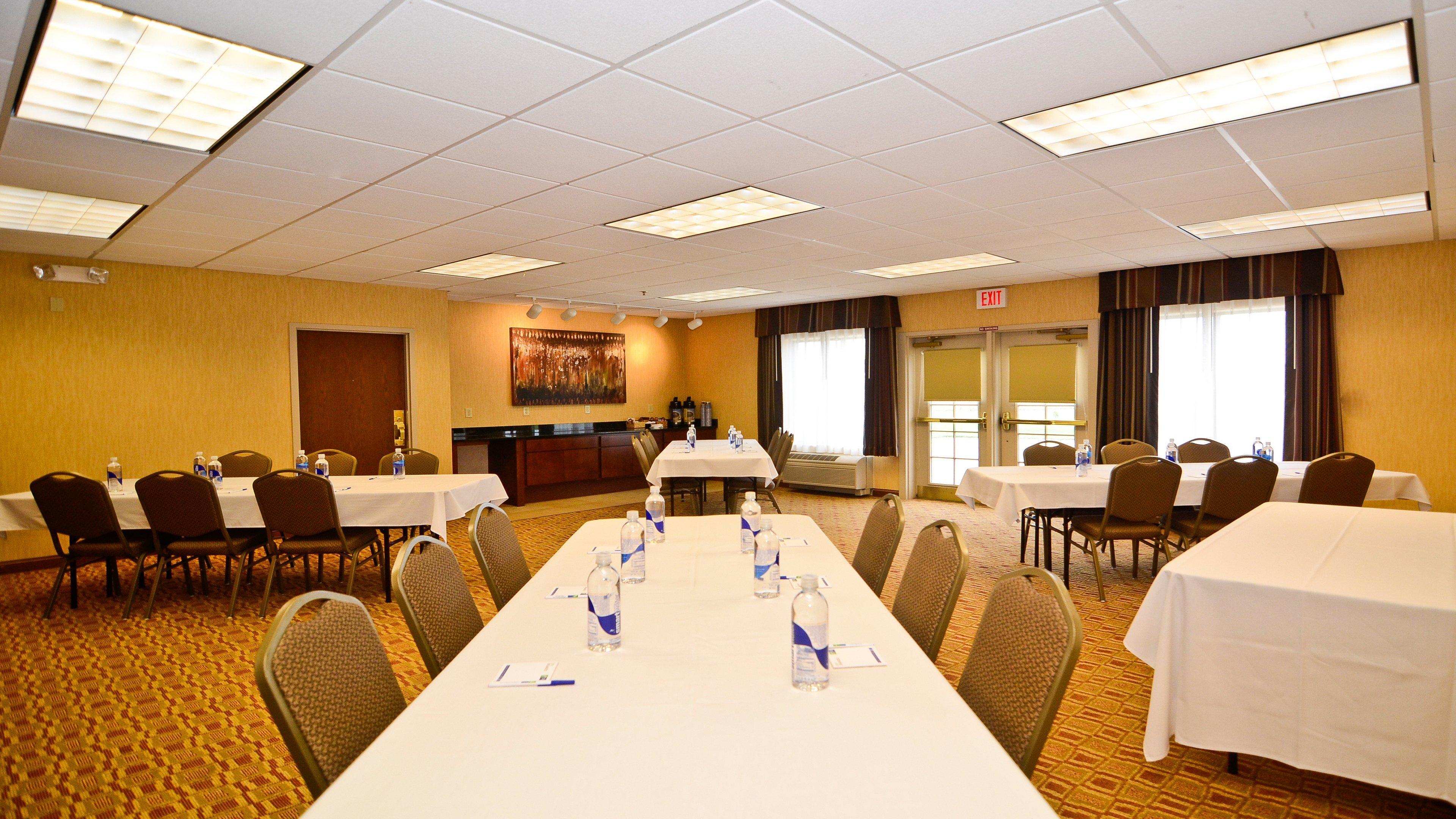 Holiday Inn Express Hotel & Suites Fort Atkinson By Ihg Exterior photo