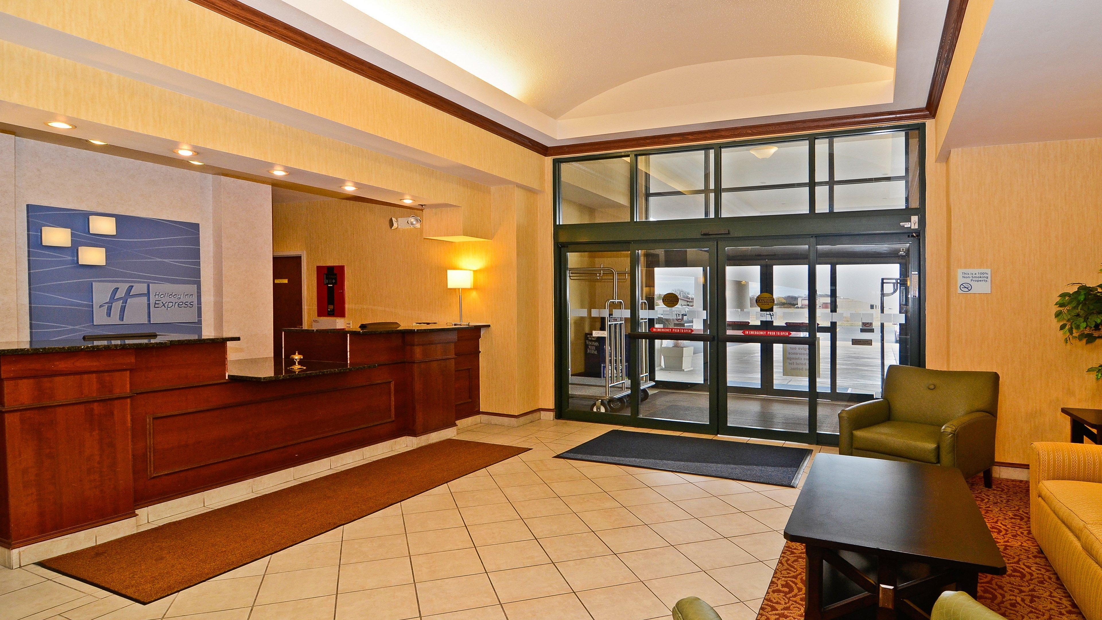 Holiday Inn Express Hotel & Suites Fort Atkinson By Ihg Exterior photo