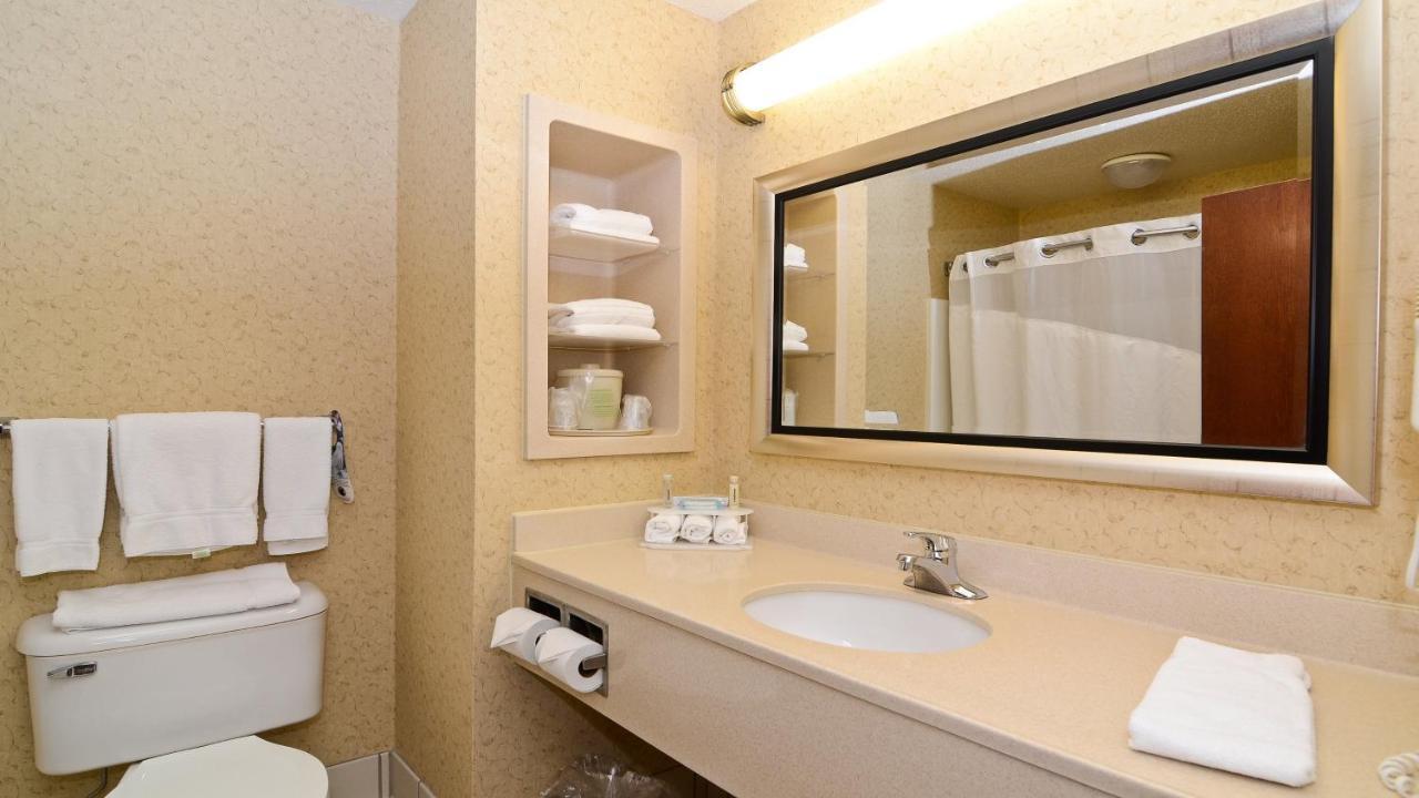 Holiday Inn Express Hotel & Suites Fort Atkinson By Ihg Exterior photo